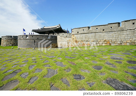 Suwon Hwaseong Fortress Changyongmun 89806239