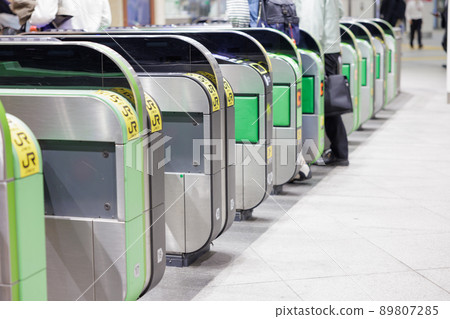 車站檢票口來來往往的人 89807285