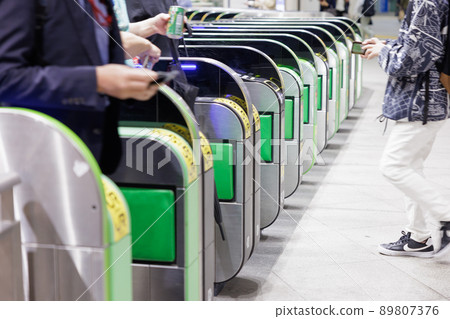 車站檢票口來來往往的人 89807376