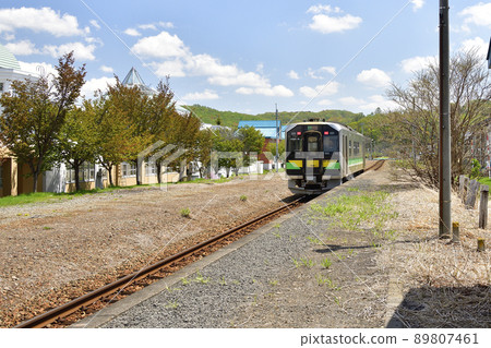 北海道蘭越町JR昆布站的初夏定期列車的拍攝 89807461