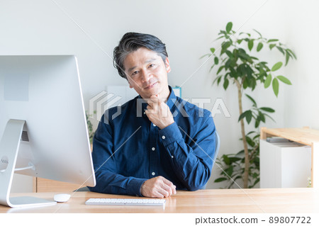 Businessmen using desktop computers (business, casual, middle-aged men, thinking) 89807722