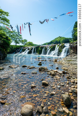 美麗的鯉魚旗在藍天中游弋,瀑佈如絲般落下的鄉村自然風光 / 布濱島 Junigataki 美麗的鯉魚旗在藍天中游弋,瀑佈如絲般落下的鄉村自然風光 / 布濱島 Junigataki 89808117