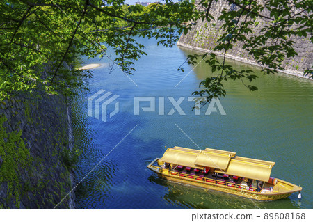 Osaka Castle Uchibori Gozabune (from the Nishinomaru Garden in early summer 2022) 89808168