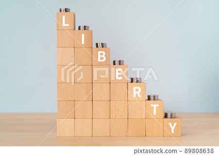 自由的形象 | 上面寫著“LIBERTY”的積木和硬幣 89808638