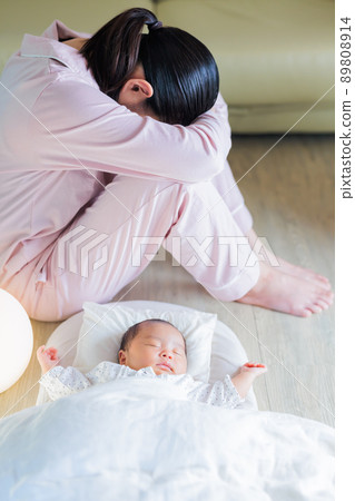 From midnight to early morning, a baby who falls asleep and a mother who cannot sleep Blue hour From midnight to early morning, a baby who falls asleep and a mother who cannot sleep Blue hour 89808914