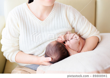 坐在脖子上之前的母乳喂養姿勢 足球擁抱 將它抱在手臂下並支撐寶寶的脖子 89808941