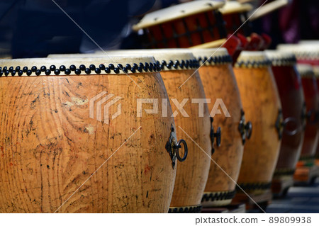 Nagado daiko lined up in a row. Japanese drum. Japanese musical instrument. At the Narita Taiko Festival. 89809938