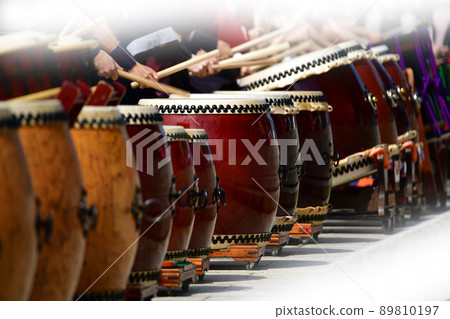 長門太子排成一排。日本鼓。日本樂器。太鼓節。圖片素材 長門太子排成一排。日本鼓。日本樂器。太鼓節。圖片素材 89810197