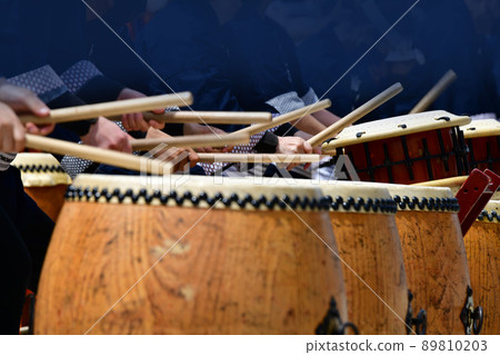 Nagado daiko lined up in a row. Japanese drum. Japanese musical instrument. Taiko festival. Image material 89810203