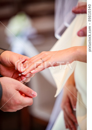 A scene of exchanging wedding rings A scene of exchanging wedding rings 89810340