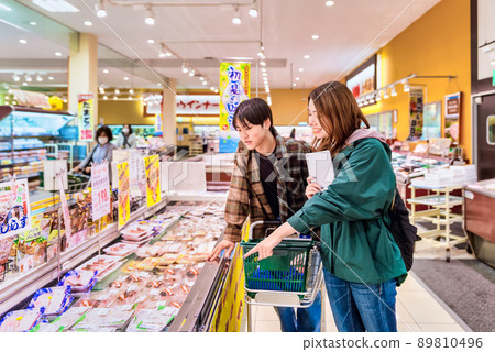 Men and women buying shirasu at the supermarket 89810496