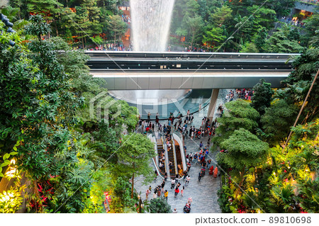 新加坡樟宜機場寶石巨大的瀑布 89810698