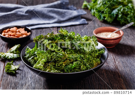 black bowl with kale chips on the table 89810714