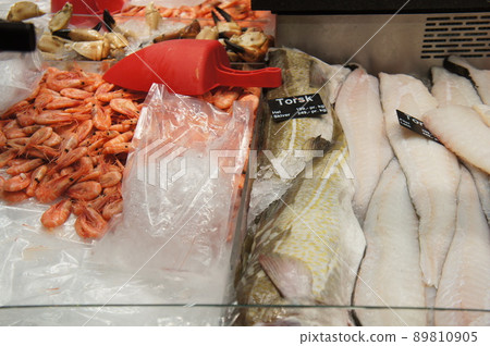 Fish and shrimp lined up in the European fresh fish market 89810905