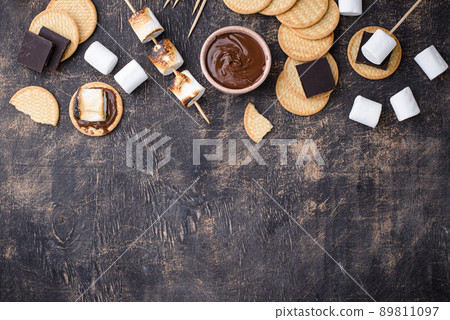 Smores with marshmallow, chocolate and crackers Smores with marshmallow, chocolate and crackers 89811097