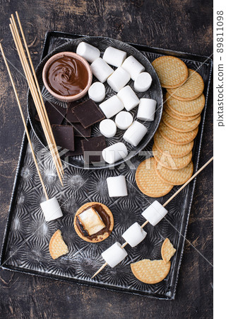 Smores with marshmallow, chocolate and crackers Smores with marshmallow, chocolate and crackers 89811098