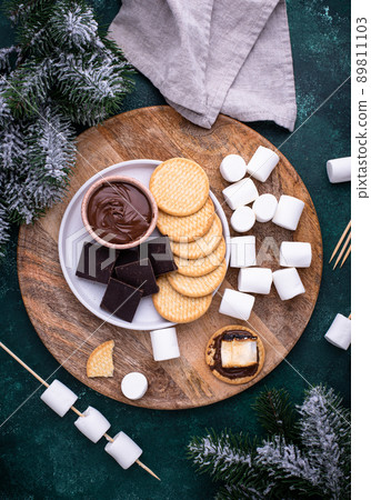 Smores with marshmallow, chocolate and crackers Smores with marshmallow, chocolate and crackers 89811103