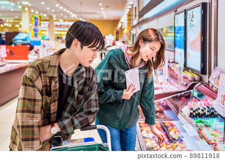 Men and women buying sushi at supermarkets 89811918