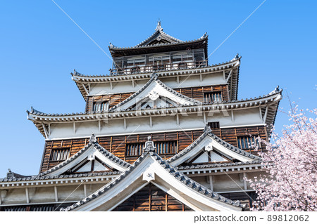 廣島縣廣島市 櫻花盛開,晴空萬里 廣島城天守閣 廣島縣廣島市 櫻花盛開,晴空萬里 廣島城天守閣 89812062