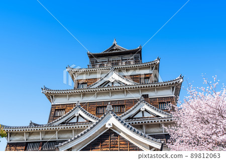 廣島縣廣島市 櫻花盛開,晴空萬里 廣島城天守閣 廣島縣廣島市 櫻花盛開,晴空萬里 廣島城天守閣 89812063
