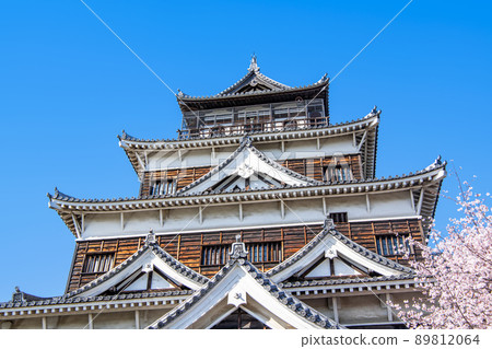 廣島縣廣島市 櫻花盛開,晴空萬里 廣島城天守閣 廣島縣廣島市 櫻花盛開,晴空萬里 廣島城天守閣 89812064