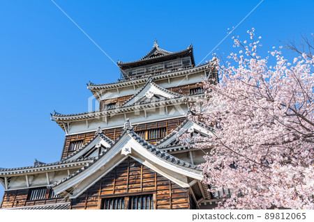廣島縣廣島市 櫻花盛開,晴空萬里 廣島城天守閣 廣島縣廣島市 櫻花盛開,晴空萬里 廣島城天守閣 89812065