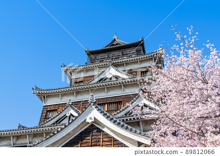 廣島縣廣島市 櫻花盛開,晴空萬里 廣島城天守閣 廣島縣廣島市 櫻花盛開,晴空萬里 廣島城天守閣 89812066