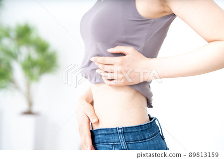 女性腰部 [部分切割] 89813159