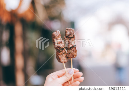 外出就餐的烤雞肉串 外出就餐的烤雞肉串 89813211