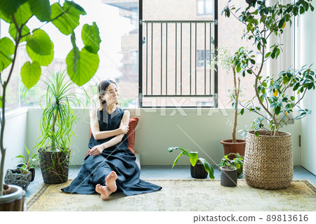 一個被觀葉植物包圍的女人 一個被觀葉植物包圍的女人 89813616