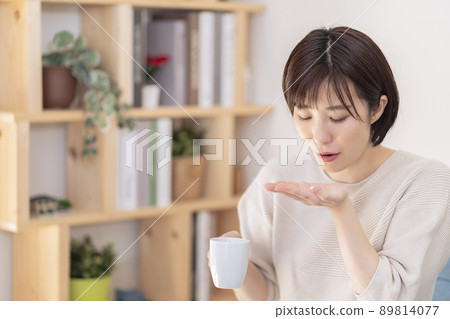 一名服藥的年輕女子 89814077