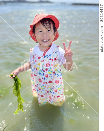 Girls playing in the sea 89814437