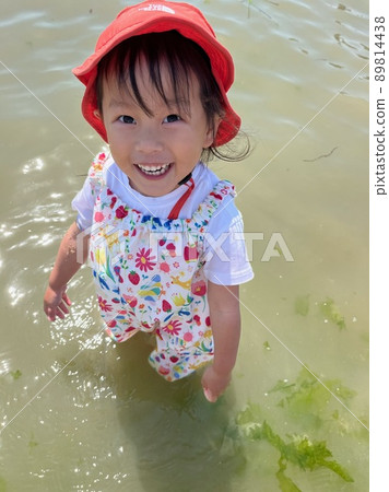 Girls playing in the sea 89814438