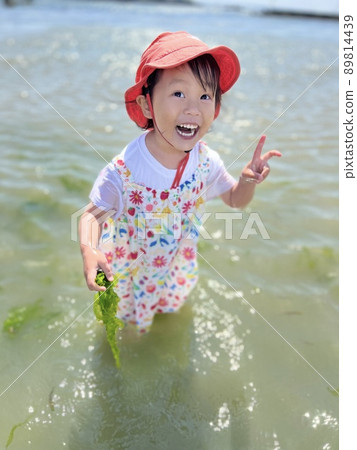 Girls playing in the sea 89814439