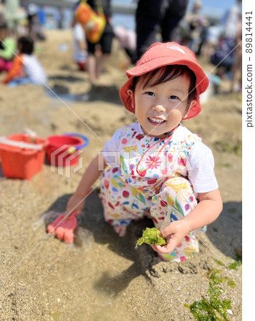 Girls playing in the sea 89814441