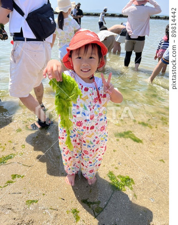 Girls playing in the sea 89814442