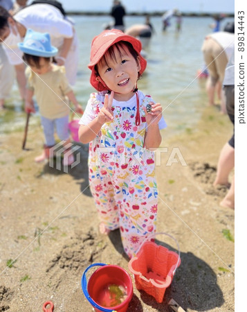 Girls playing in the sea 89814443