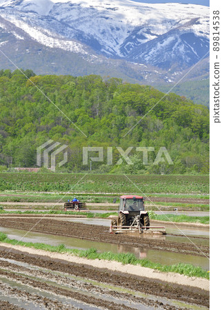 初夏在北海道蘭越町拍攝新雪谷山脈與稻田和殘雪的風景 初夏在北海道蘭越町拍攝新雪谷山脈與稻田和殘雪的風景 89814538