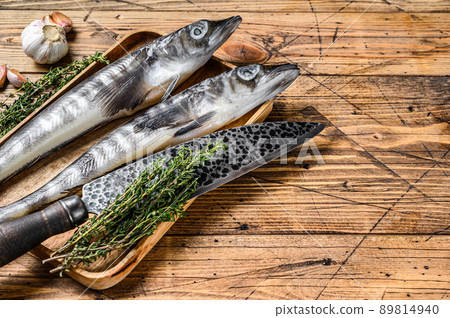 Raw mackerel icefish in a wooden tray. Wooden background. Top view. Copy space Raw mackerel icefish in a wooden tray. Wooden background. Top view. Copy space 89814940