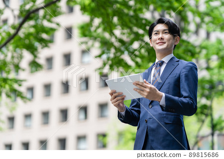 與片劑的一個商人 與片劑的一個商人 89815686