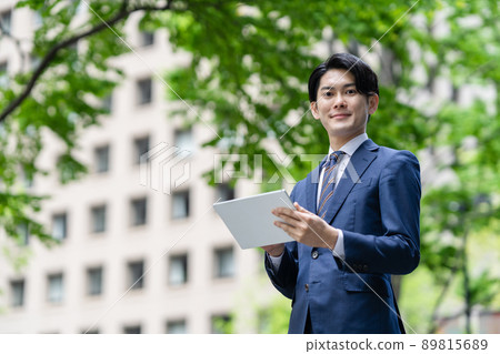 與片劑的一個商人 與片劑的一個商人 89815689