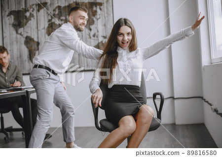 People rest in the office after work. Men and women on a working break. 89816580