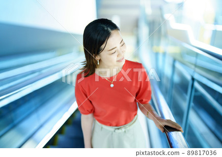 Woman commuting 89817036