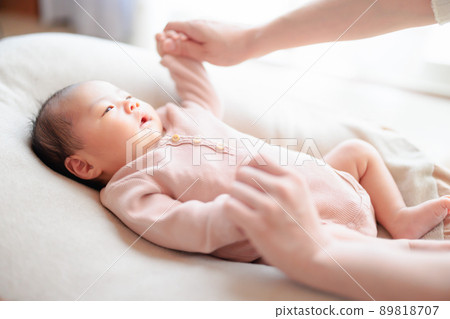 從昏昏欲睡的時期乘坐skinships的嬰兒和媽媽們 從昏昏欲睡的時期乘坐skinships的嬰兒和媽媽們 89818707