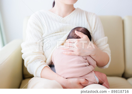 坐頸前餵奶姿勢 垂直抱抱：從前面餵奶時，將寶寶的身體抬起並支撐脖子 89818716