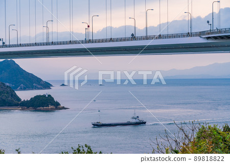 （瀨戶內島波海道）通過來島海峽大橋的船舶 89818822