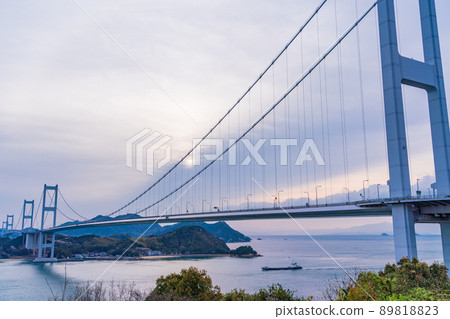 （瀨戶內島波海道）通過來島海峽大橋的船舶 89818823