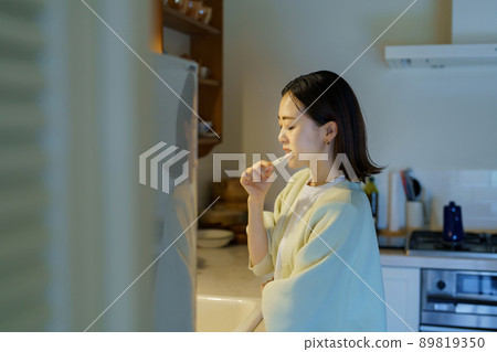 Women who brush your teeth 89819350