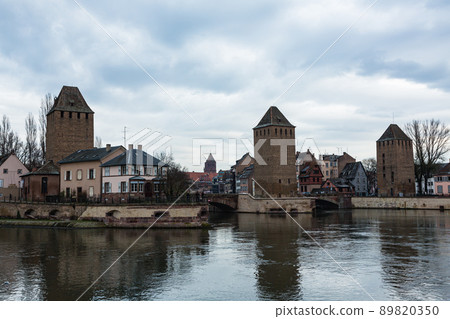 從法國斯特拉斯堡的 Barrage Vauban 看到的 Ponts Couverts 橋 89820350