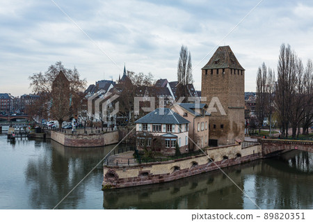 從法國斯特拉斯堡的 Barrage Vauban 看到的 Ponts Couverts 橋 89820351